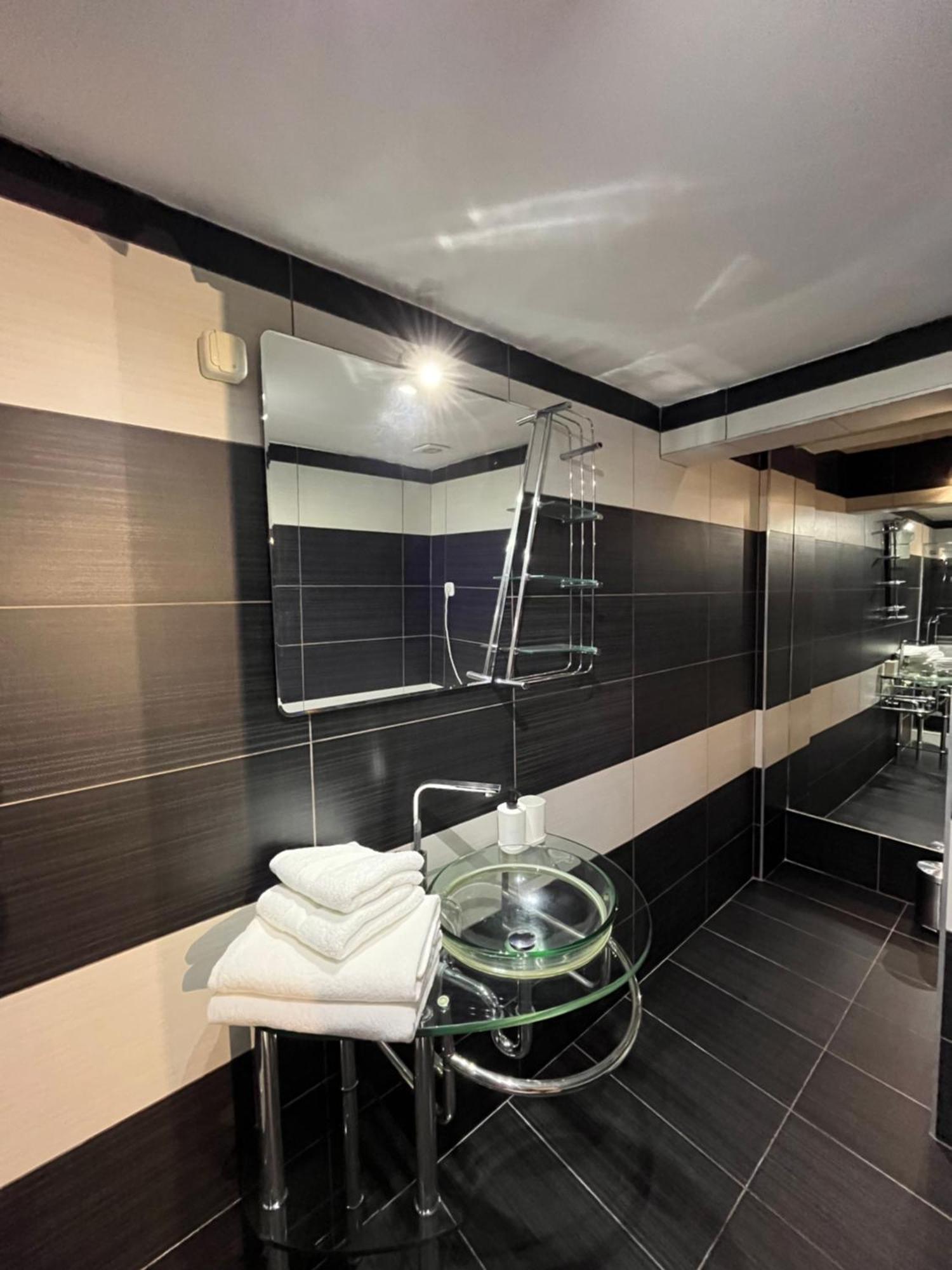 E 37 Downtown Whit Garage Opcional Apartman